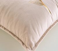 Cuscino sfoderabile in velluto beige stampa ramo oro | Rohome - Rohome